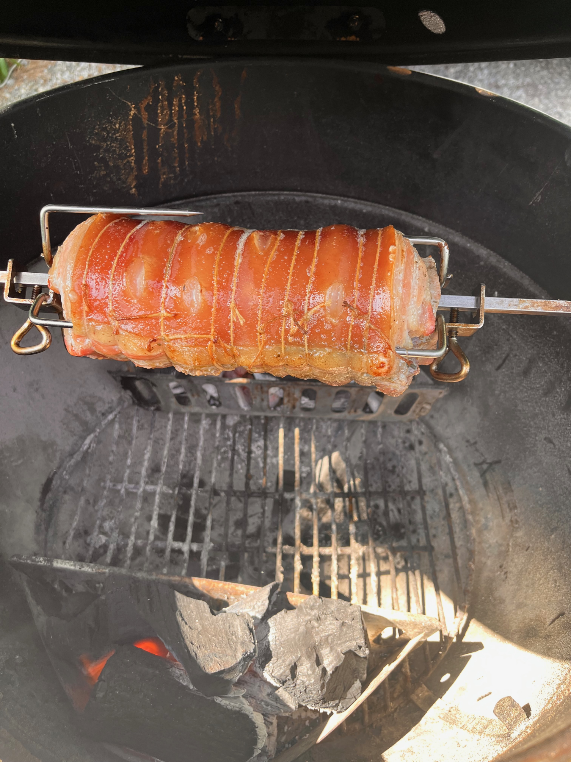 Porchetta al barbecue allo spiedo con cotenna croccante