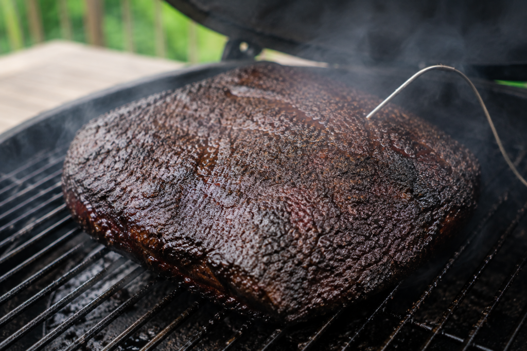Formazione del bark su un brisket durante la cottura low & slow in uno smoker con sonda di temperatura.