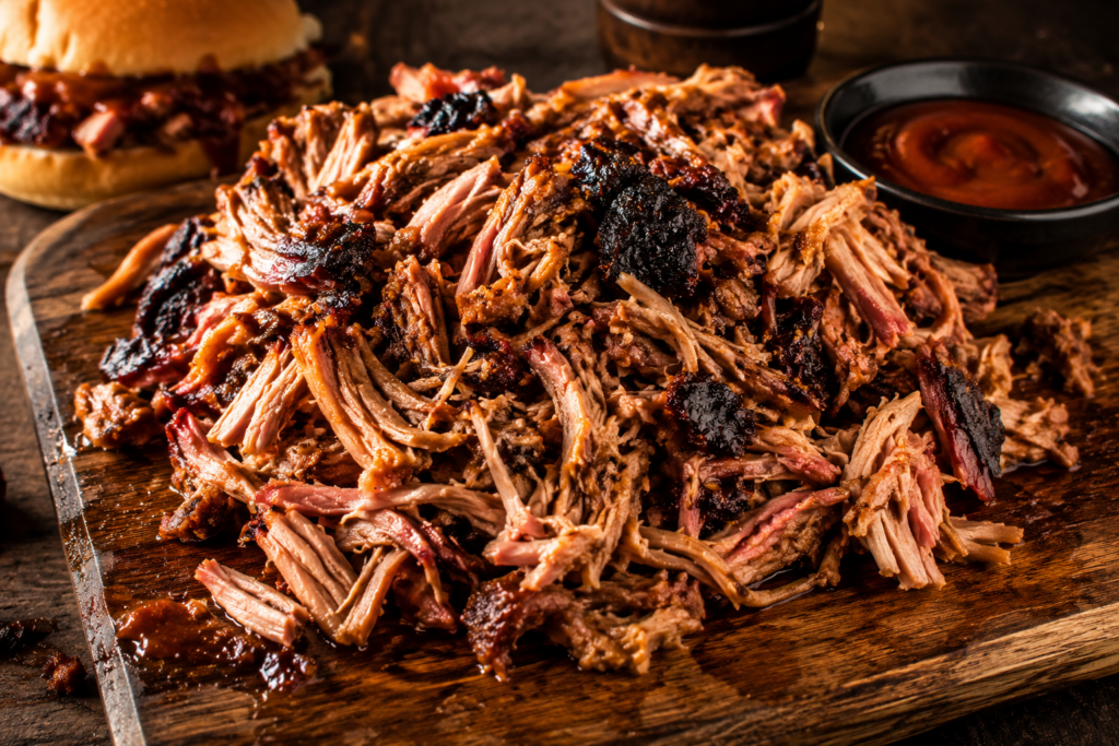 Pulled pork affumicato e sfilacciato dopo la cottura low and slow