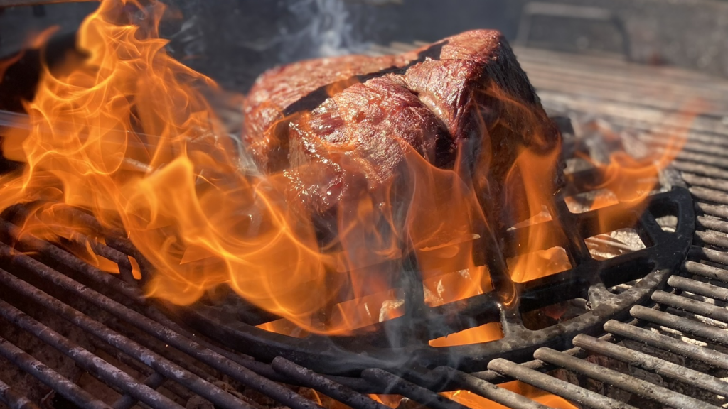 Bistecca in cottura Grilling direttamente sulla brace del barbecue