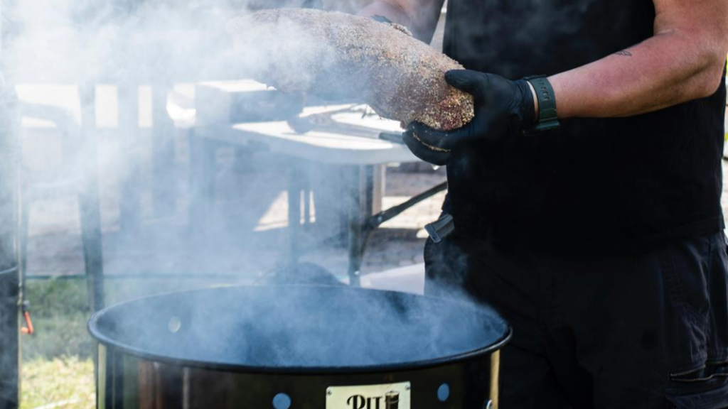 Carne in cottura Low & Slow al barbecue con sonde per il controllo della temperatura