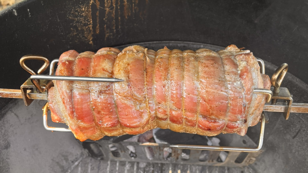Arrosto in cottura Roasting al barbecue con girarrosto